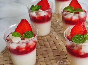 Foto resep Lychee Yogurt Panna Cotta with Strawberry Compote