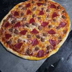 Una foto de Pizza Barbacoa/Tomate