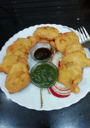 A picture of Aaloo ke Pakore.