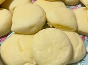 Una foto de pan de yuca con harina