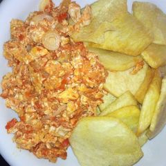 A picture of Fried yam with egg sauce.