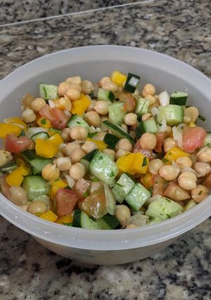 Foto de Refrescante salada de grão-de-bico