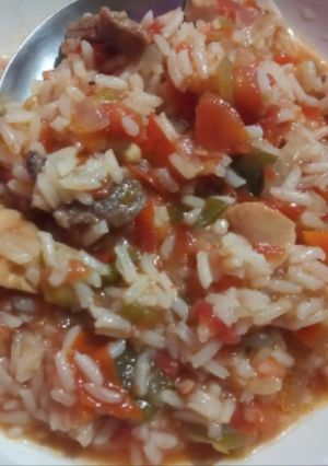 Una foto de Para 100 personas😍🤩 guiso de arroz con pollo y carne a la leña