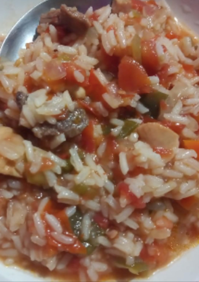 Una foto de Para 100 personas😍🤩 guiso de arroz con pollo y carne a la leña