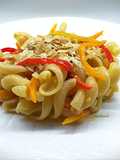 Fusilloni con salsa di arance, mini peperoni e crumble di carasau