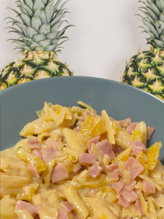 Una foto de Spaghetti a la Hawaiana🍍con piña natural y jamón