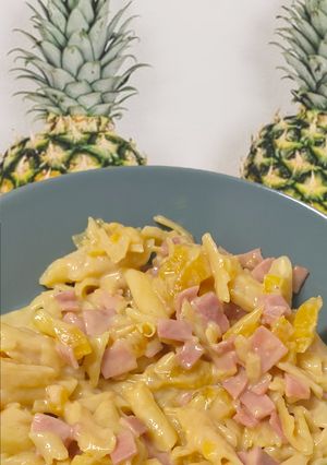Una foto de Spaghetti a la Hawaiana🍍con piña natural y jamón