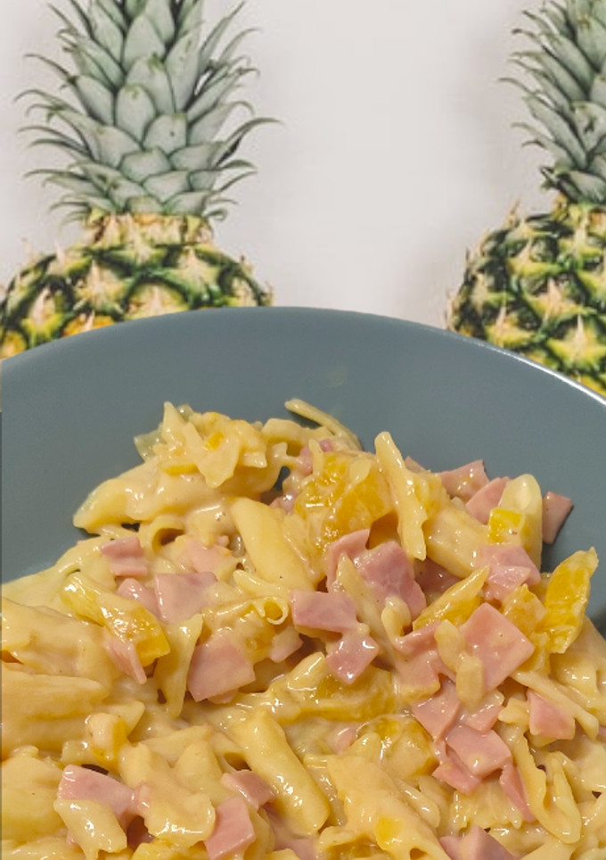 Una foto de Spaghetti a la Hawaiana🍍con piña natural y jamón