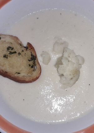Una foto de Crema de coliflor (fácil)