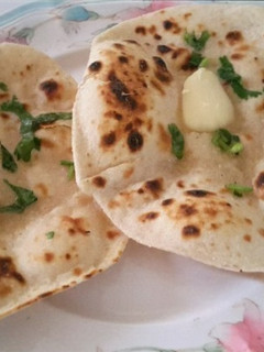 રેસ્ટોરન્ટ સ્ટાઇલ બટર રોટી (Restaurant Style Butter Roti Recipe In Gujarati) રેસીપી મુખ્ય ફોટો