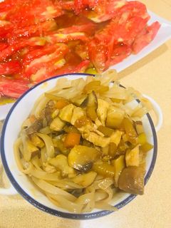 Una foto de Noodles de arroz con verduras y pollo marinado