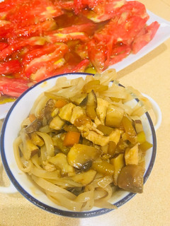 Una foto de Noodles de arroz con verduras y pollo marinado
