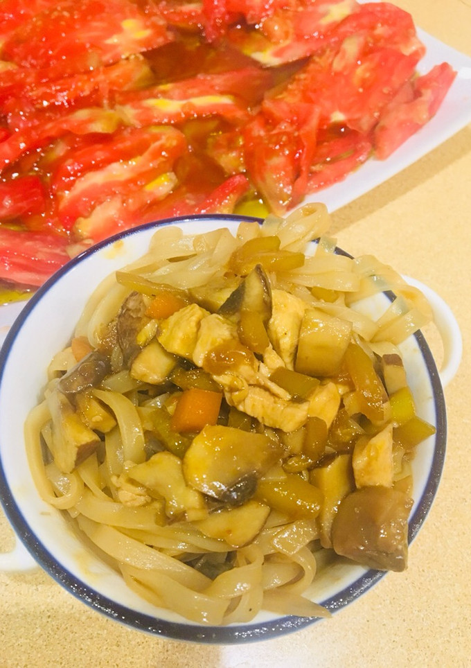 Una foto de Noodles de arroz con verduras y pollo marinado