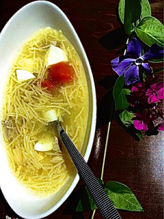 Una foto de Sopa de fideos con caldo de ave