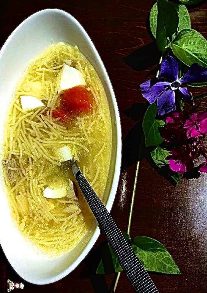 Una foto de Sopa de fideos con caldo de ave