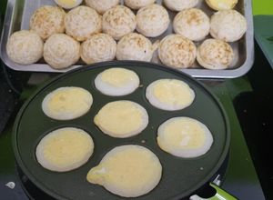 Hình của món Bánh Căn bằng cơm nguội (từ gạo khô xốp và bột gạo).