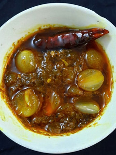 உள்ளி வெங்காயம் ஊறுகாய் (Ulli Vengayam Urugaai Recipe in Tamil) செய்முறை முக்கிய புகைப்படம்