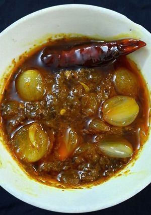 உள்ளி வெங்காயம் ஊறுகாய் (Ulli Vengayam Urugaai Recipe in Tamil) செய்முறை முக்கிய புகைப்படம்