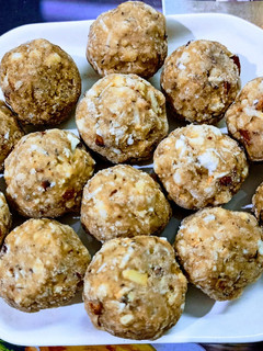 आटे के मेवा वाले लड्डू (atte ke mewe wale ladoo recipe in Hindi) रेसिपी मुख्य फोटो