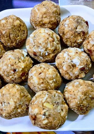 आटे के मेवा वाले लड्डू (atte ke mewe wale ladoo recipe in Hindi) रेसिपी मुख्य फोटो
