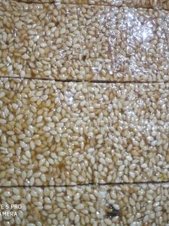 તલ ની ચિકી (Til Chikki Recipe In Gujarati) રેસીપી મુખ્ય ફોટો