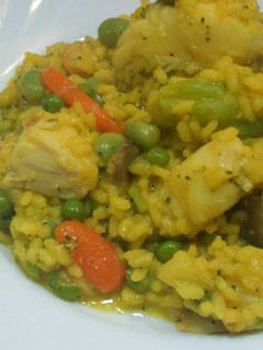 Una foto de Arroz con verduras y merluza