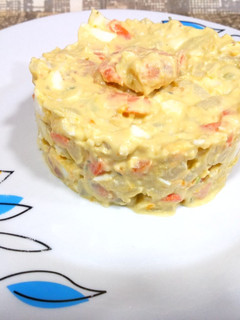 Una foto de Ensaladilla con gambas y aguacate