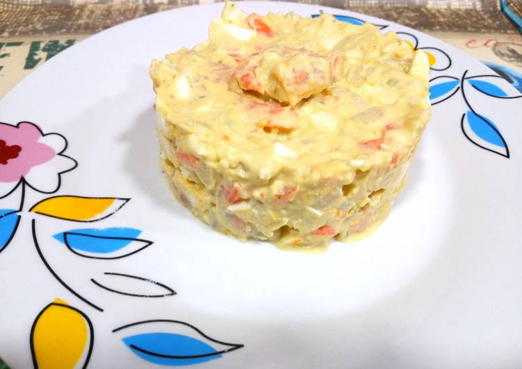 Ensaladilla con gambas y aguacate
