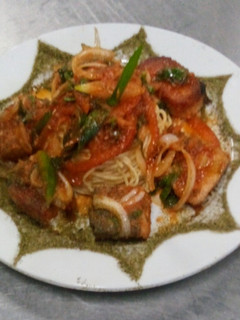 Una foto de Linguinis en Salsa Pomodoro y Atún
