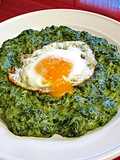 Puré de espinacas con huevos fritos de Rumanía