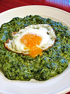 Una foto de Puré de espinacas con huevos fritos de Rumanía