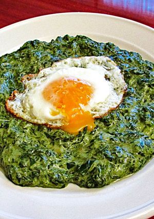 Una foto de Puré de espinacas con huevos fritos de Rumanía