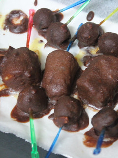 Una foto de Cerezas y platanos cubiertos de chocolate