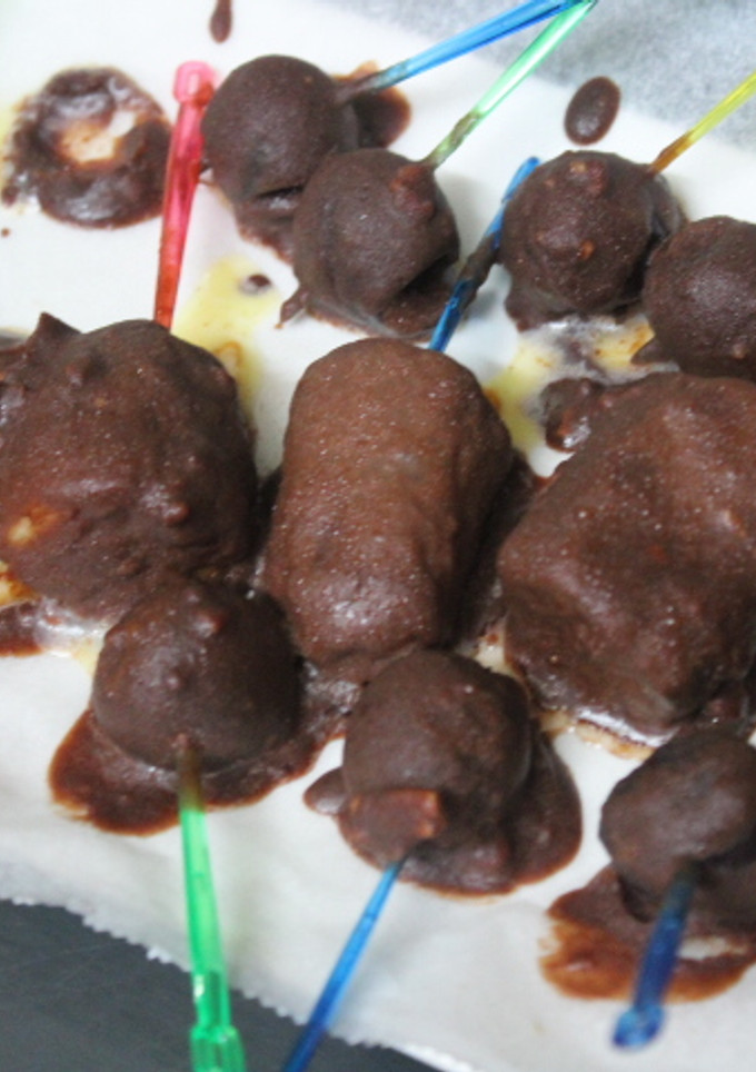 Una foto de Cerezas y platanos cubiertos de chocolate