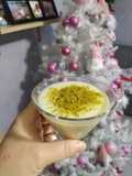 Cioccolata calda bianca con granella di pistacchi fatta in casa