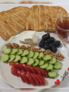 عکسی از دستور افطاری ساده با نان بربری خانگی 😋