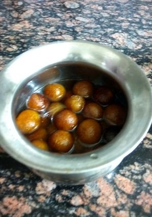 A picture of Leftover roti rasgulla.