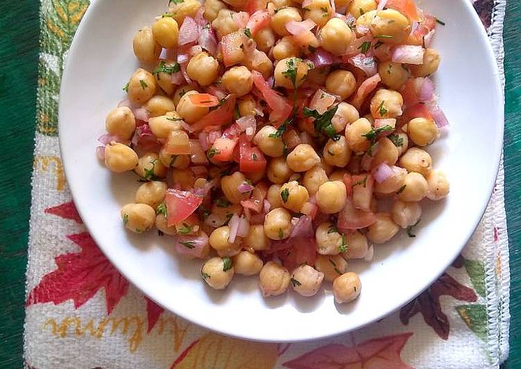 Easy chickpeas salad – healthy, vegan and a filling treat!