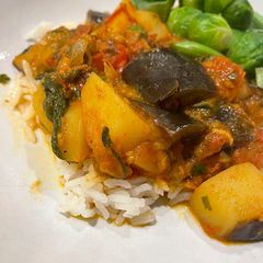 A picture of Aubergine and potato curry.