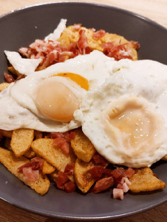 Una foto de Huevos rotos con jamón 😍