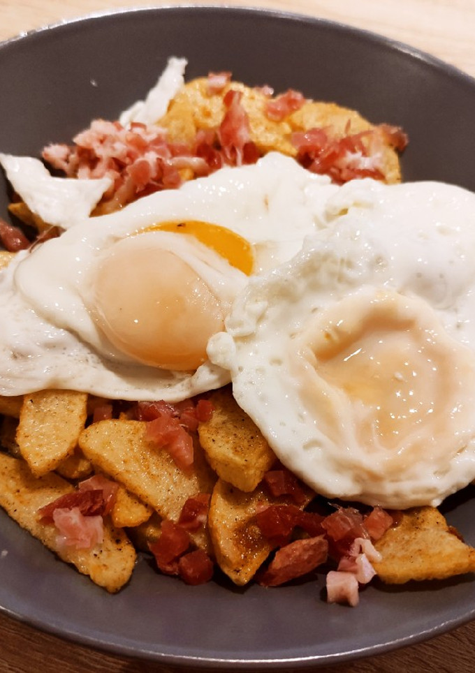 Una foto de Huevos rotos con jamón 😍