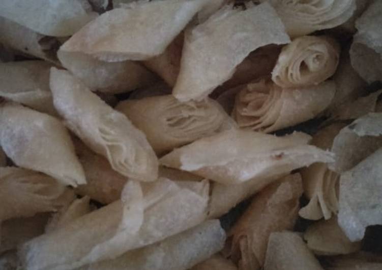 Keripik meringkel (kulit lumpia)