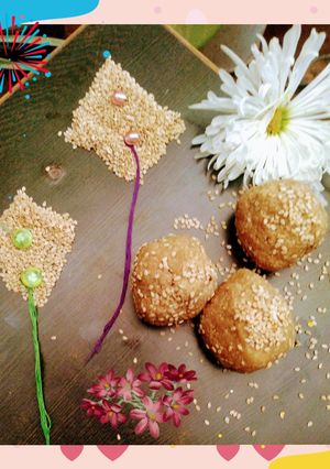 A picture of Sesame seeds jaggery ladoos.