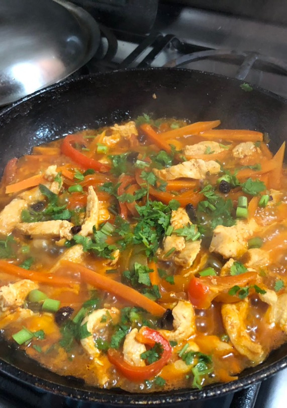 Una foto de Fajitas de pollo con los colores de la Navidad