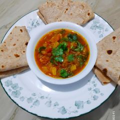A picture of Shakarkand ki sabzi with roti/phulka.