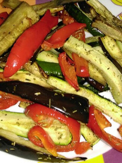 Una foto de Ensalada de berenjena, calabacín y pimiento