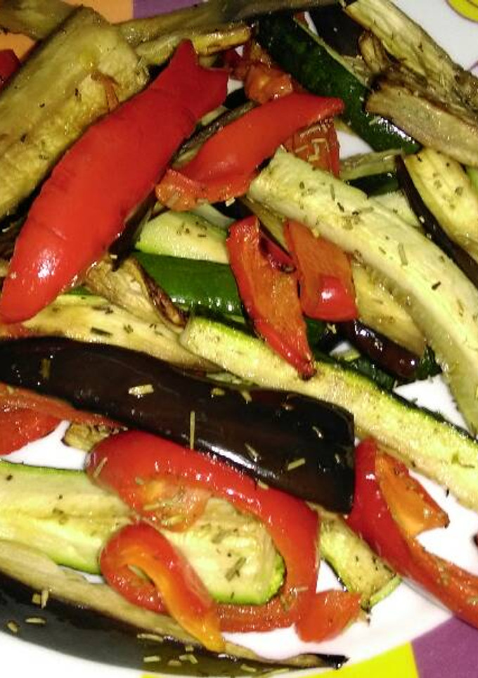 Una foto de Ensalada de berenjena, calabacín y pimiento