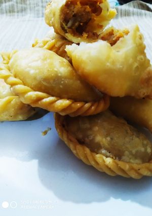 गुझिया (Gujia recipe in hindi) रेसिपी मुख्य फोटो