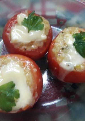 Una foto de Tomates rellenos de choclo y cebolla