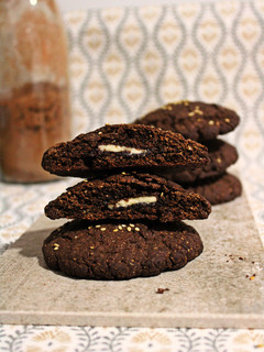 Una foto de Galletas de Algarroba rellenas de chocolate blanco vegano